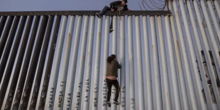 Matan A Pedradas A Dos Migrantes En Tijuana Intentaban Cruzar El Muro