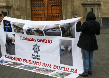 Protestan en Palacio Nacional exigiendo mejores condiciones laborales para policías federales