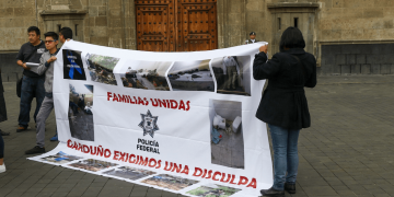 Protestan en Palacio Nacional exigiendo mejores condiciones laborales para policías federales