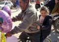 Abuelito adornó su bicicleta para ir por su nieta a la escuela