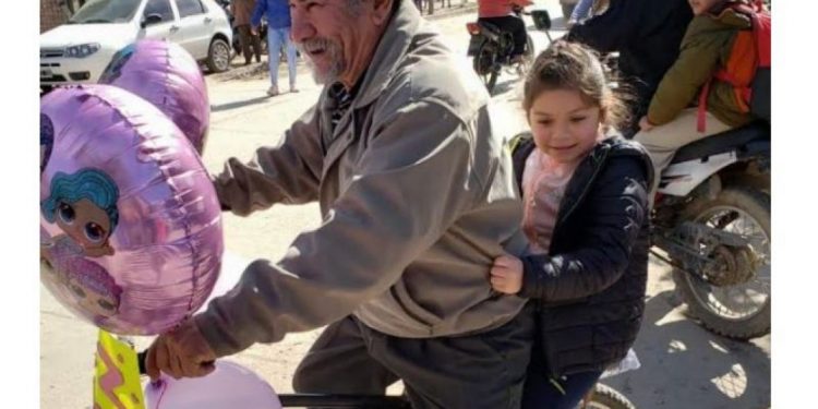 Abuelito adornó su bicicleta para ir por su nieta a la escuela