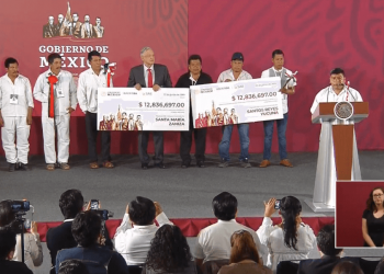 AMLO entrega lo recaudado en subasta a municipios pobres de Oaxaca