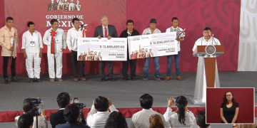 AMLO entrega lo recaudado en subasta a municipios pobres de Oaxaca
