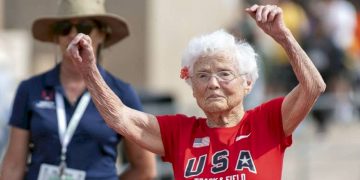 Rompe récord a los 103 años en la ruta de 50 metros