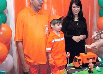 Niño se viste como recolector de basura para ser como su papá
