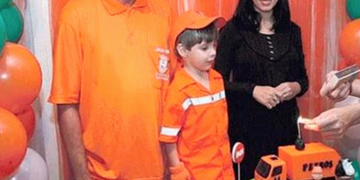 Niño se viste como recolector de basura para ser como su papá
