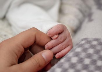 Muere bebé que sacaron del vientre de mujer asesinada
