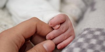 Muere bebé que sacaron del vientre de mujer asesinada
