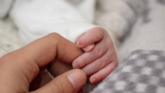 Muere bebé que sacaron del vientre de mujer asesinada