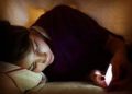 La importancia de no dormir cerca de un celular