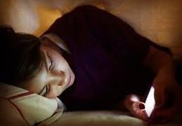 La importancia de no dormir cerca de un celular