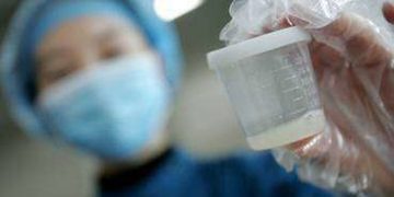 Hombre que donó semen obtiene derechos paternales sobre su hija