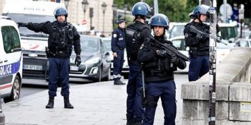 Abren fuego frente a mezquita en Francia dejando  dos heridos