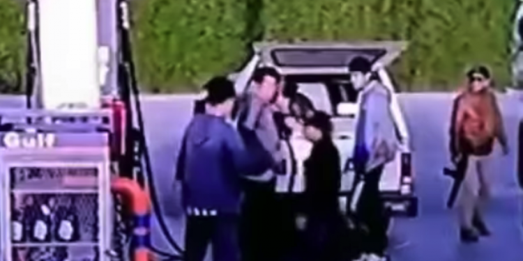 #Video En una gasolinera de Puebla son asaltados 3 sujetos