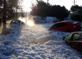 Gran tormenta provoca una gruesa capa de hielo en Guadalajara