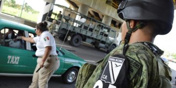 Guardia Nacional ayuda a INM en la retención de migrantes