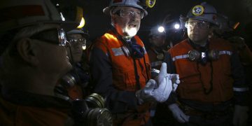 Rescatan a uno de los mineros bolivianos atrapados en Chile