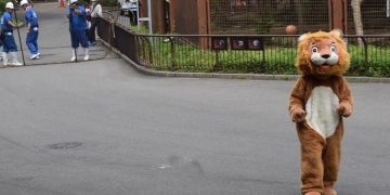 En Japón los simulacros de animales que escapan del zoológico, los realizan con botargas