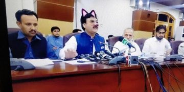 Transmisión en vivo deja ver a ministros paquistaníes con orejas y bigotes de gato