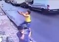 Inmigrante salva a una niña al caer de un segundo piso