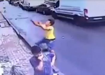 Inmigrante salva a una niña al caer de un segundo piso