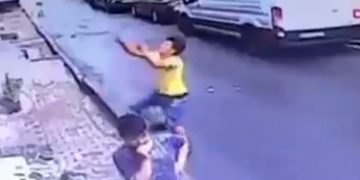 Inmigrante salva a una niña al caer de un segundo piso