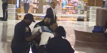 #VIDEO Mujer intenta secuestrar a un menor y sus padres la enfrentan