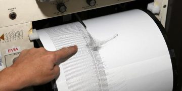 Sismo de 7.3 sacudió población de Indonesia