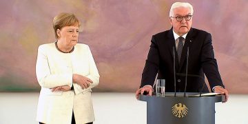 Merkel volvió a sufrir temblores en acto oficial