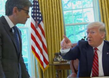 Donald Trump echa a su asesor por toser
