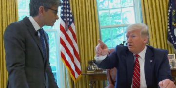 Donald Trump echa a su asesor por toser