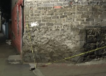 Le roban el celular y por medio de GPS les encuentra y mata.