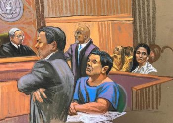 Hacen fila para audiencia de ‘El Chapo’ donde se le dictará sentencia, por 12 horas