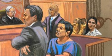 Hacen fila para audiencia de ‘El Chapo’ donde se le dictará sentencia, por 12 horas