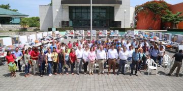 En gira por Huasteca el DIF entrega equipos para escuelas y diversos apoyos
