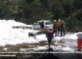 Hombre intenta posar para foto y desaparece en espuma contaminante en Laguna