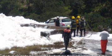Hombre intenta posar para foto y desaparece en espuma contaminante en Laguna