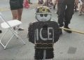 Polémica fiesta donde niños rompen piñata con forma de agente de migración