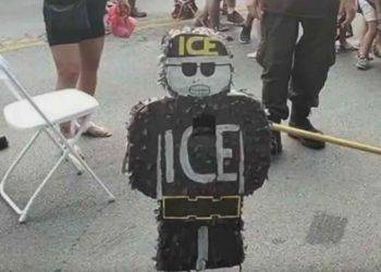 Polémica fiesta donde niños rompen piñata con forma de agente de migración