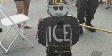 Polémica fiesta donde niños rompen piñata con forma de agente de migración