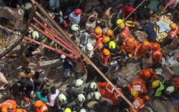 Colapsa un edificio en India; mueren 12