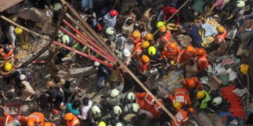 Colapsa un edificio en India; mueren 12