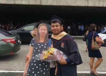 Joven lleva foto tamaño real de su mamá fallecida a graduación