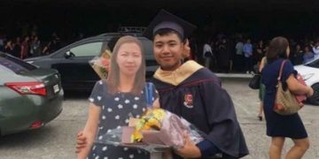 Joven lleva foto tamaño real de su mamá fallecida a graduación