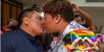 Ecuador celebra su primer matrimonio entre personas del mismo sexo