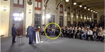 #VIDEO Reportero dormido en plena ‘mañanera’ de AMLO