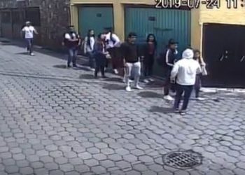 #VIDEO Asaltan a decena de estudiantes a plena luz del día