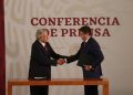 AMLO firma carta de no reelección ante notario