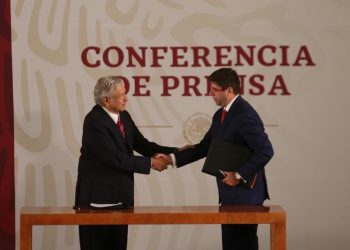AMLO firma carta de no reelección ante notario
