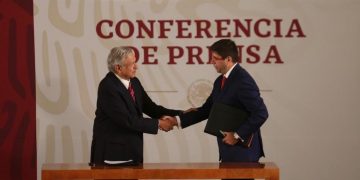 AMLO firma carta de no reelección ante notario